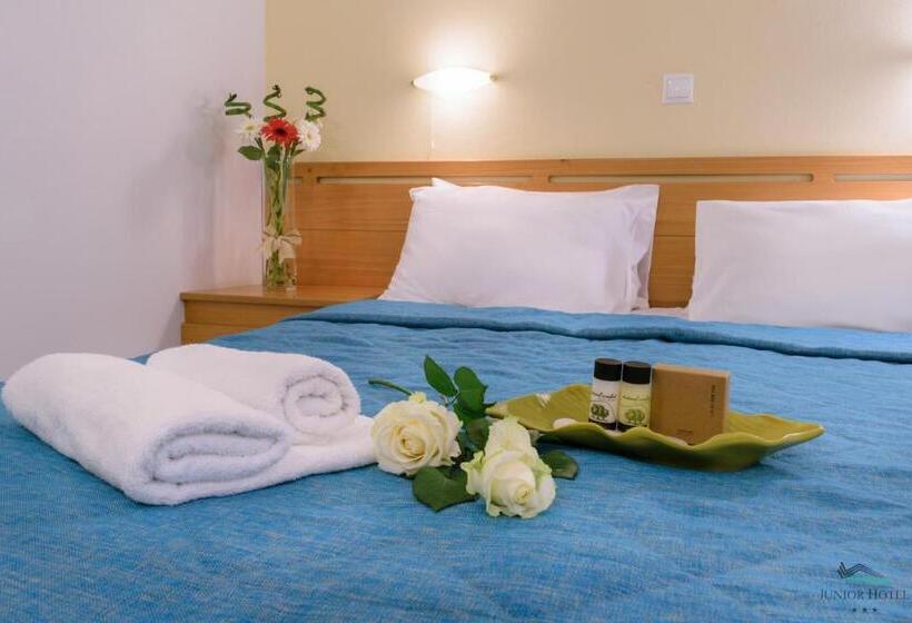 חדר סופריור, Junior