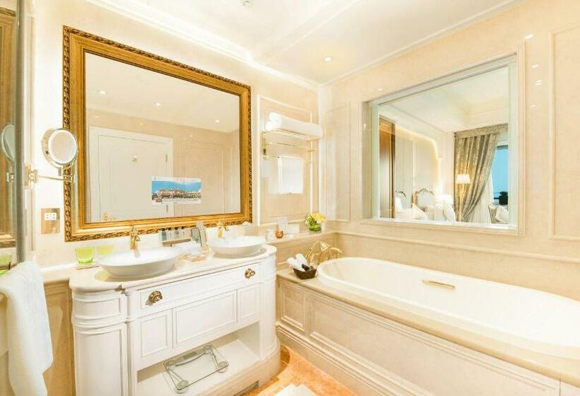 اتاق سوپریور با چشمانداز دریا, Legend Palace