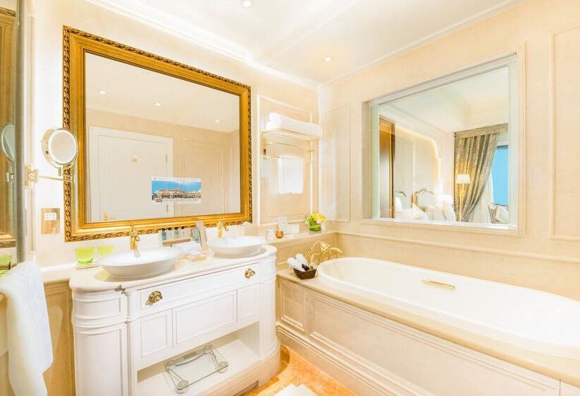 اتاق سوپریور با چشمانداز دریا, Legend Palace