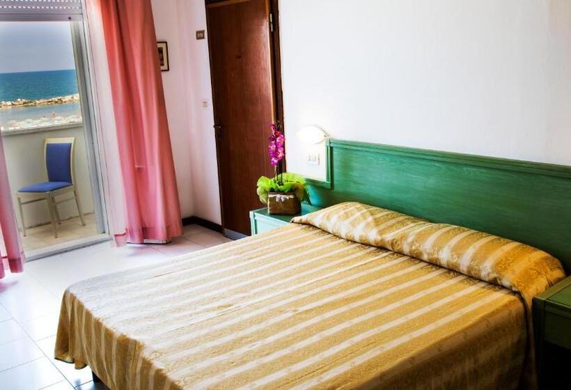 غرفة قياسية رباعية مطلة على البحر, Villa Sole Resort