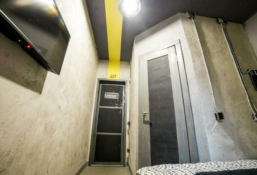 غرفة قياسية, Lviv Loft Prison
