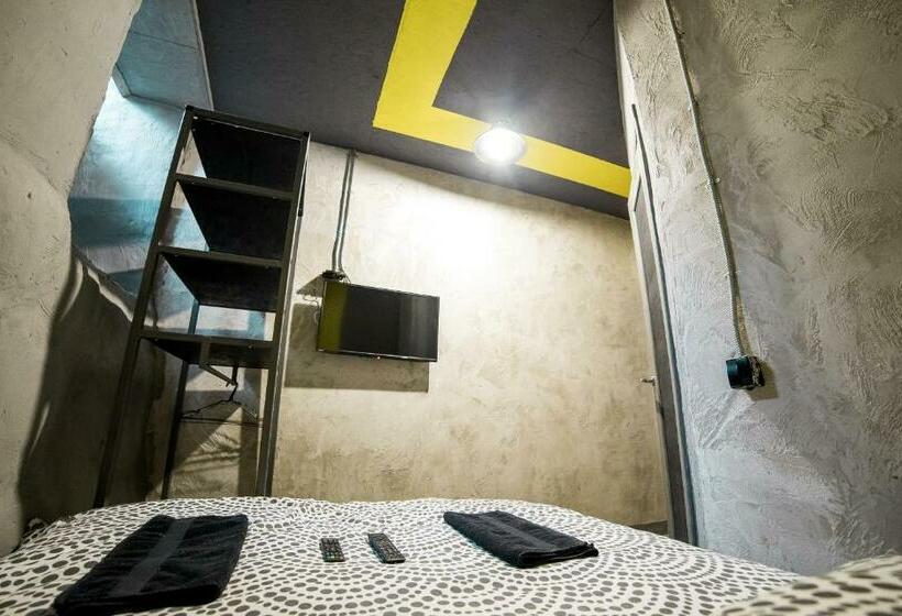 غرفة قياسية, Lviv Loft Prison