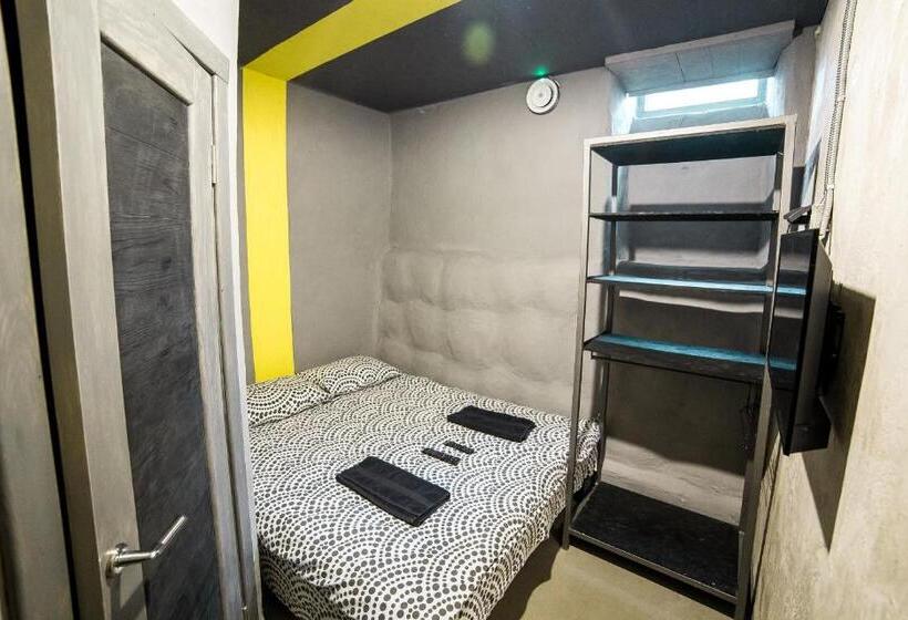 غرفة قياسية, Lviv Loft Prison