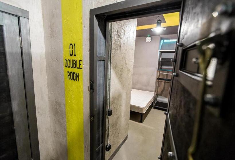 غرفة قياسية, Lviv Loft Prison