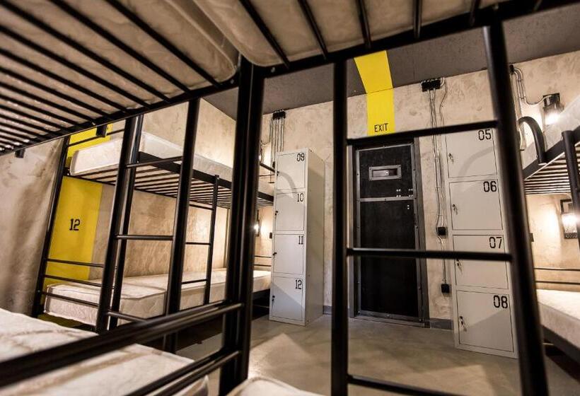 سرير فى غرفة مشتركه, Lviv Loft Prison