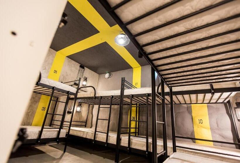 سرير فى غرفة مشتركه, Lviv Loft Prison