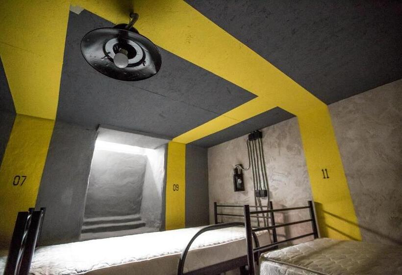 سرير فى غرفة مشتركه, Lviv Loft Prison