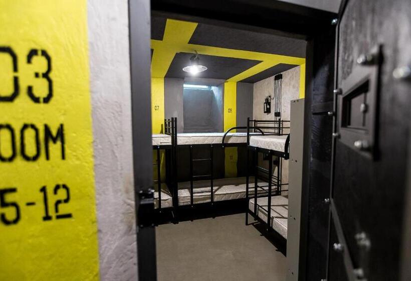 سرير فى غرفة مشتركه, Lviv Loft Prison