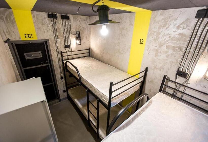 سرير فى غرفة مشتركه, Lviv Loft Prison