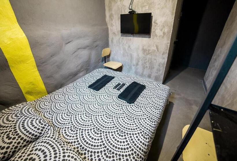 غرفة قياسية, Lviv Loft Prison