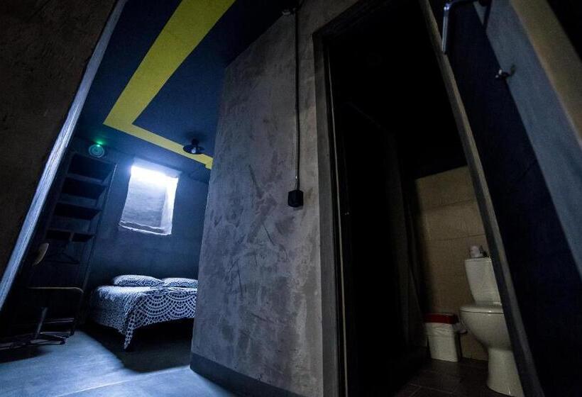 غرفة قياسية, Lviv Loft Prison