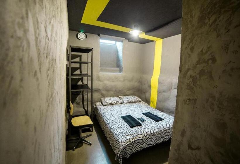 غرفة قياسية, Lviv Loft Prison