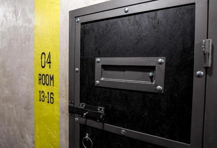 سرير فى غرفة مشتركه, Lviv Loft Prison