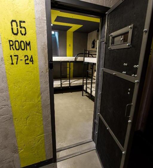 سرير فى غرفة مشتركه, Lviv Loft Prison