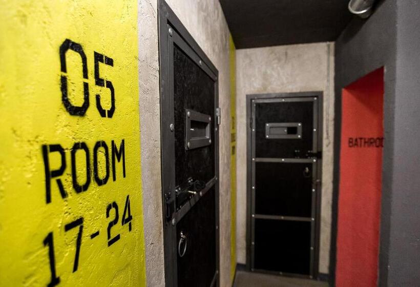 سرير فى غرفة مشتركه, Lviv Loft Prison