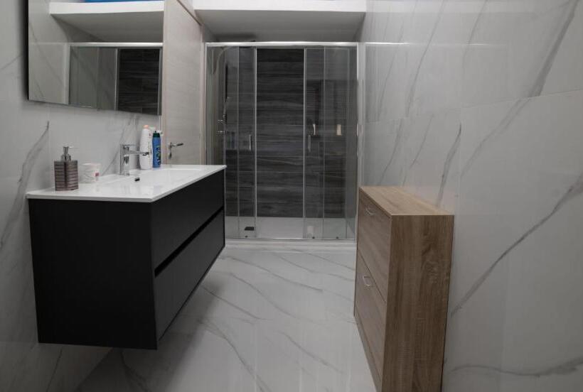 اتاق لوکس سه تخته, B&b La Colonna