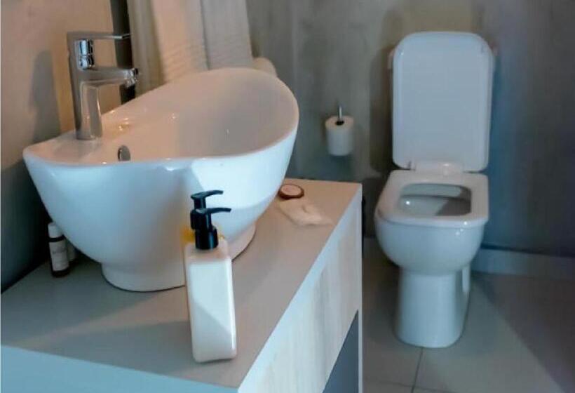 سوییت لوکس, Neighbourgood Castle