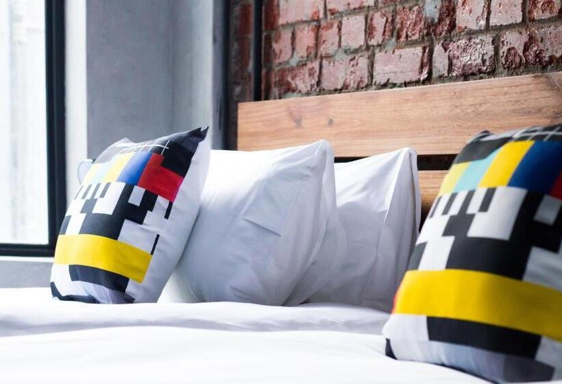 سوییت لوکس, Neighbourgood Castle