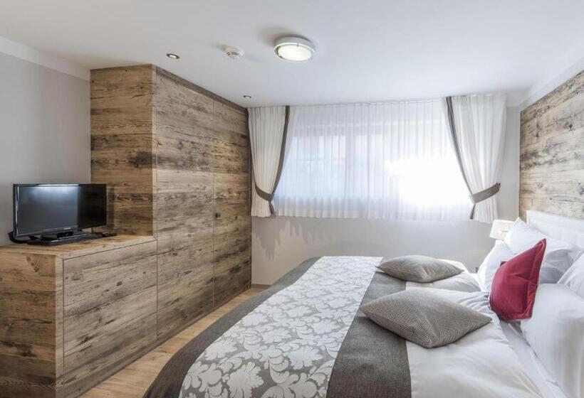 سوییت با چشم‌انداز باغ, Ino Petit Chalet