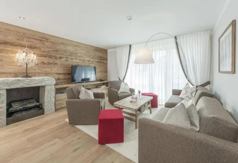 سوییت با چشم‌انداز باغ, Ino Petit Chalet