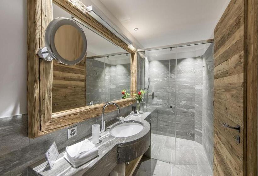 سوییت با چشم‌انداز باغ, Ino Petit Chalet