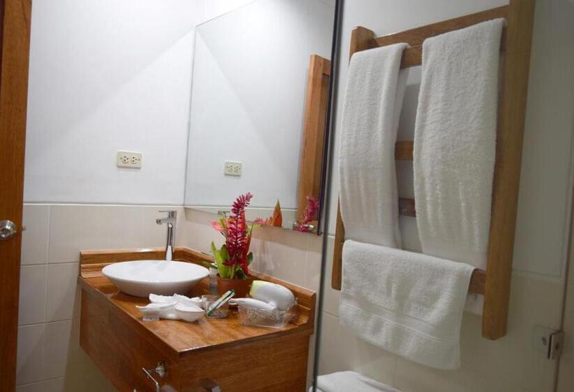 اتاق اکونومی, Jungle House