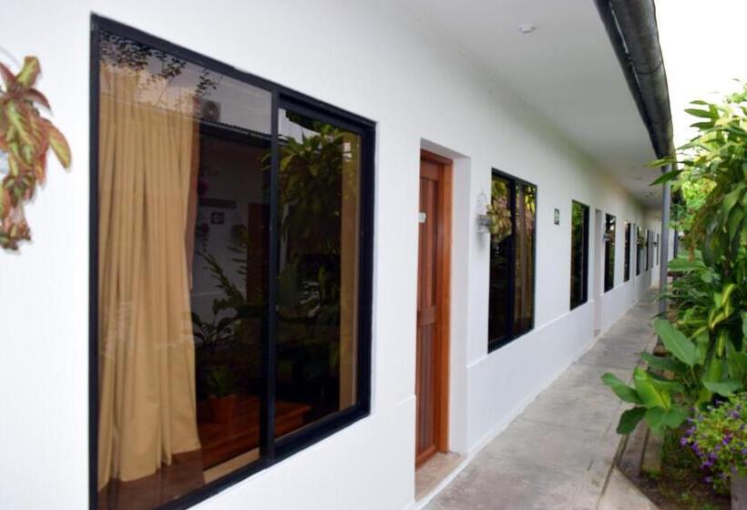 اتاق سه نفره سوپریور با چشمانداز باغ, Jungle House