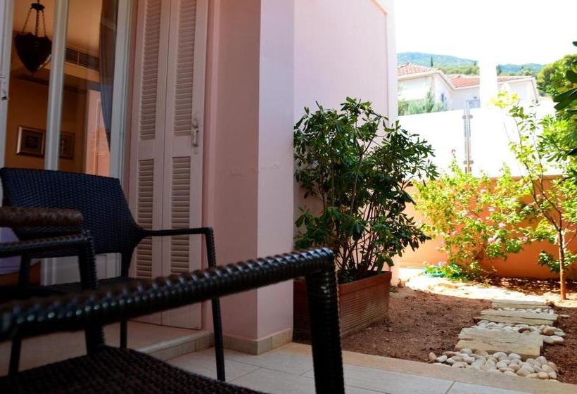 １階のスタンダードルーム, Korina Gallery