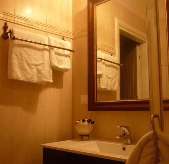 １階のスタンダードルーム, Korina Gallery