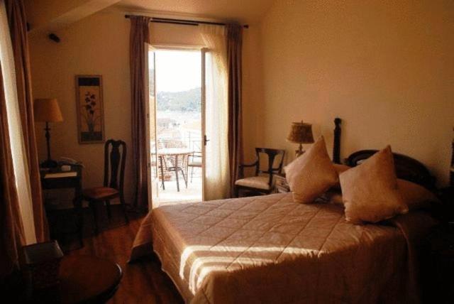 デラックススイート, Korina Gallery