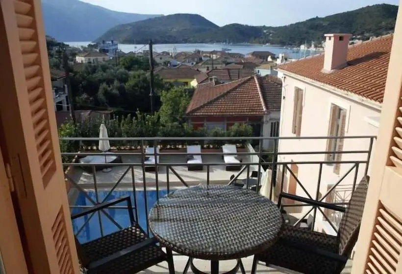 Perhesviitti, Korina Gallery