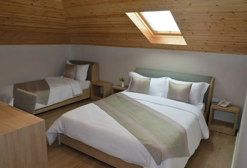 Quarto Familiar, Alis