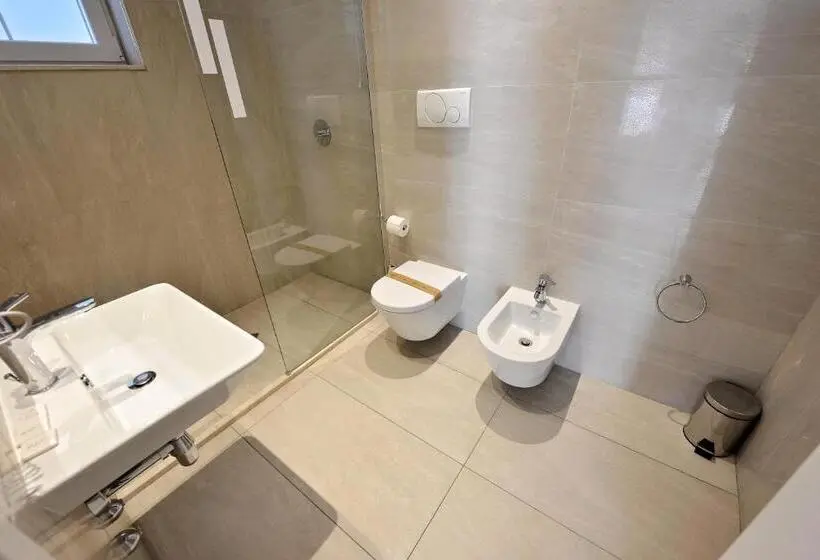 Quarto Triplo Standart, Alis