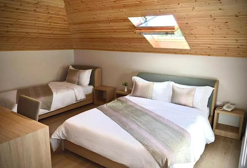 Quarto Familiar, Alis