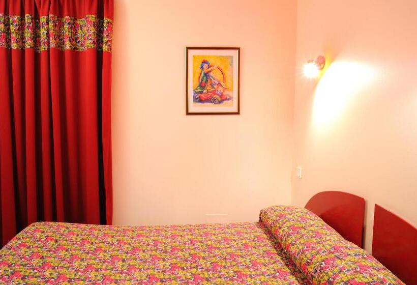 חדר משפחתי, Hôtel Jean Xxii