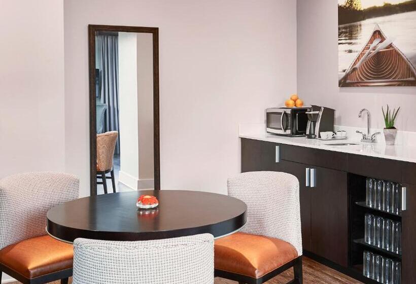 身障者適用キングサイズベッドルーム, The Abernathy