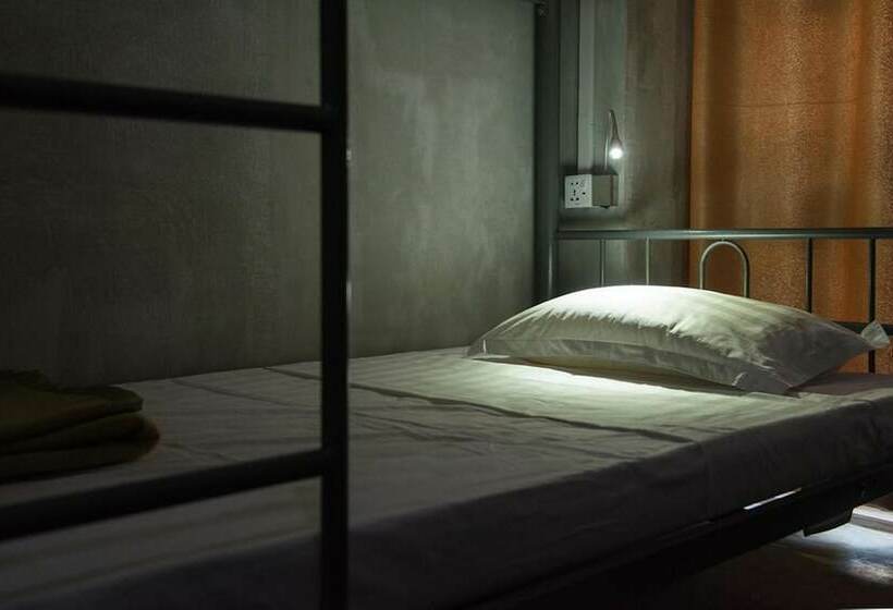 تختخواب در اتاق مشترک, Shwe Yo Vintage Hostel