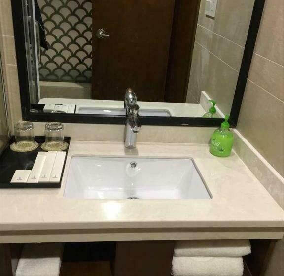 Pokój Deluxe, Chonpines