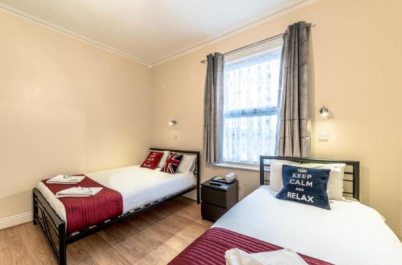 标准三人间, Hellenic