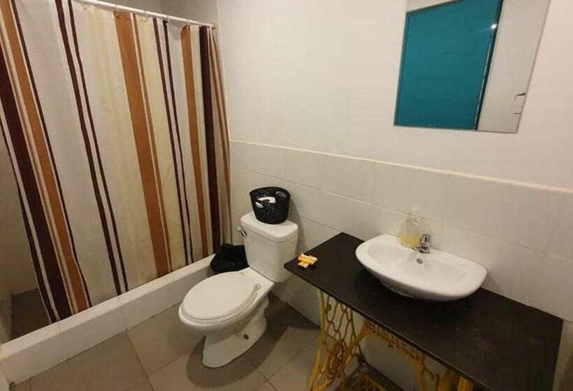 اتاق لوکس, The Upcycled Hostel Huacachina