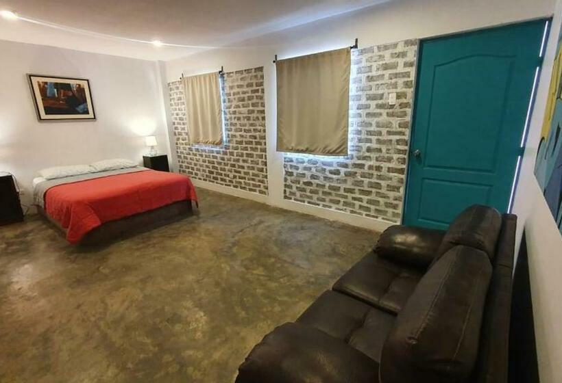 اتاق لوکس, The Upcycled Hostel Huacachina