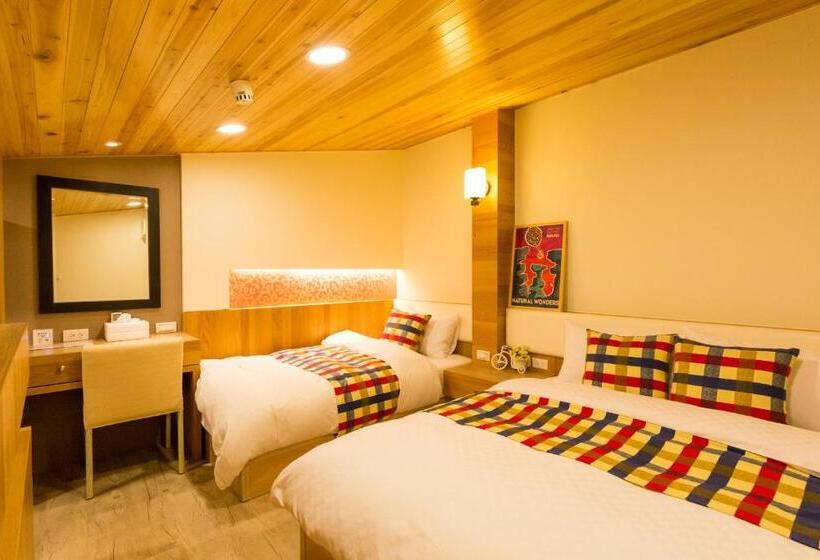اتاق استاندارد سه نفره, W Hostel