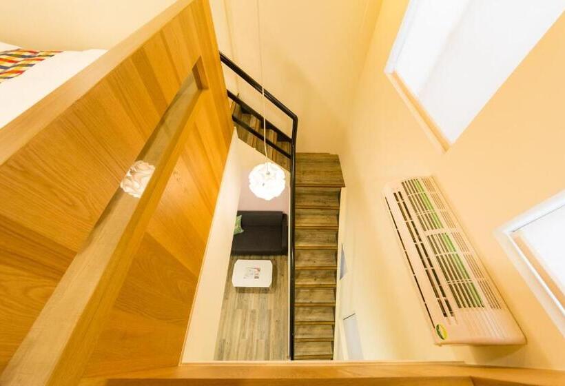 اتاق استاندارد سه نفره, W Hostel