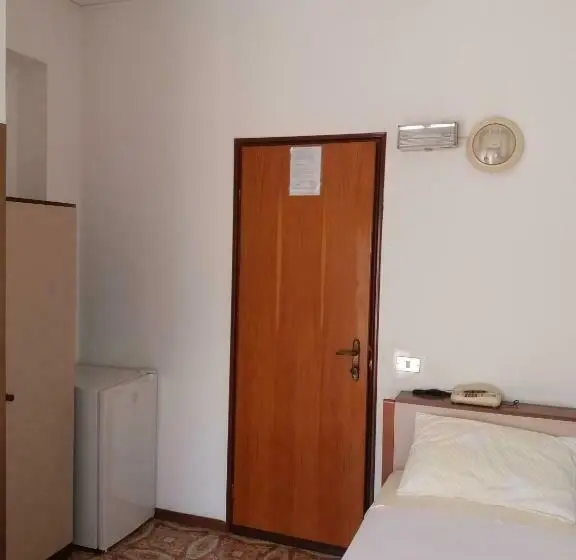 Standard Yhden Hengen Huone Parveke, Albergo Europa