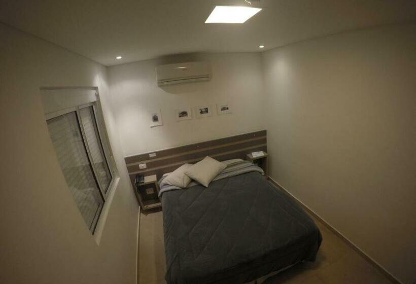 标准间, Hollyster