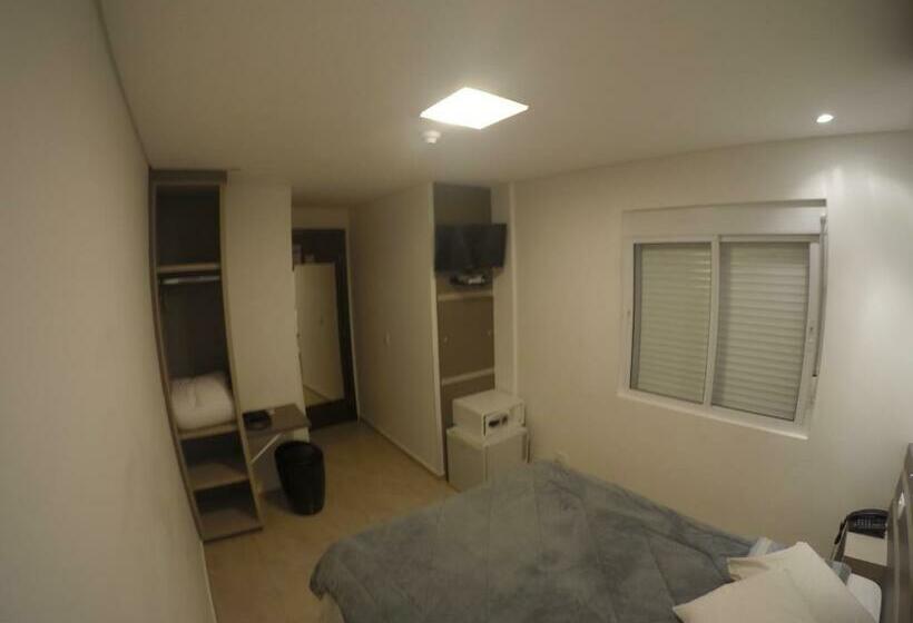 标准间, Hollyster