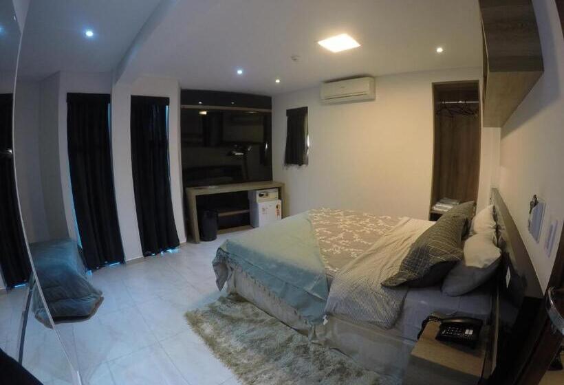 标准三人间, Hollyster