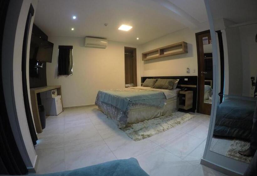 标准三人间, Hollyster