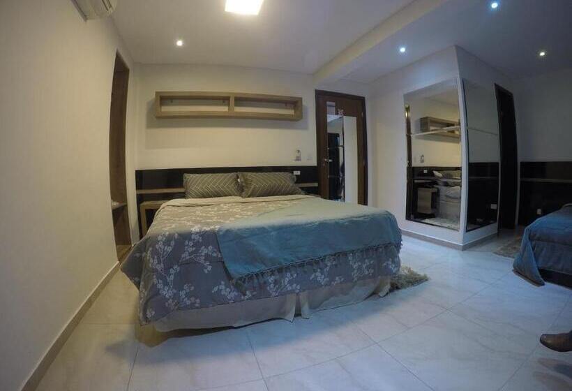 标准三人间, Hollyster