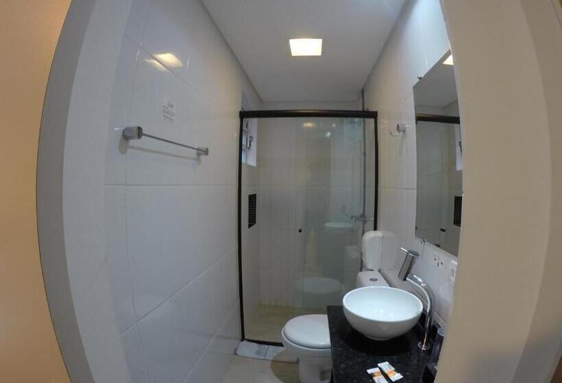 标准三人间, Hollyster